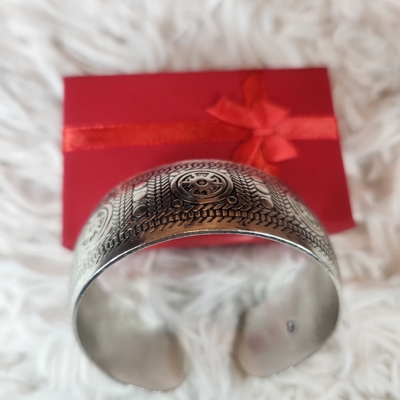 Bracelets - Picture 2 of 2